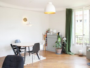 Dining - Cosy apartment - near Place de la Nation (Paris)