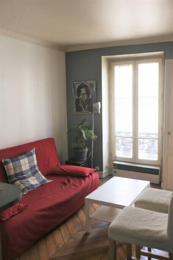 Living area - Very Nice Apartment 5 Minutes From Montmartre (Paris)