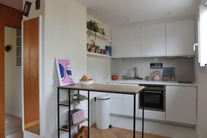 Wasserkocher mit Kaffee-/Teezubehör, Kühlschrank, Mikrowelle, Ofen