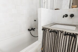 Bathroom - Gorgeous flat very close to Buttes-Chaumont (Paris)
