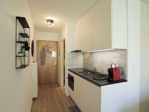 Kühlschrank, Kochgeschirr/Geschirr/Besteck