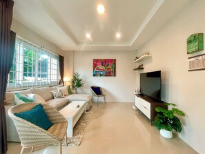 Smart TV - Baan Hug Ubon – Cozy Private Pool House with Free Private Parking, Pets Welcome (วารินชำราบ)