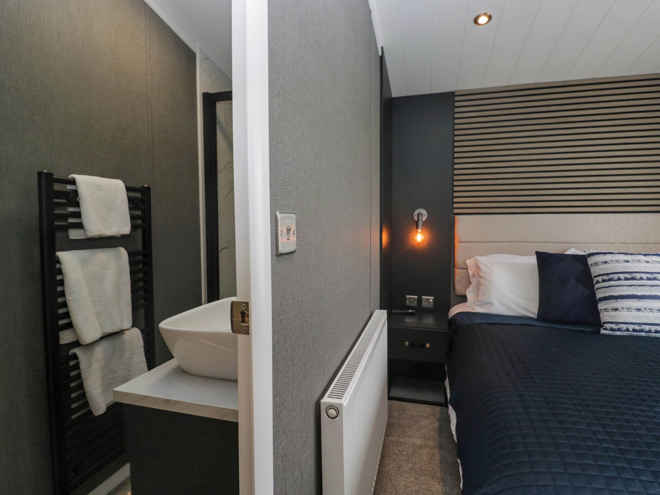 1 Schlafzimmer, kostenloses WLAN, individuell dekoriert