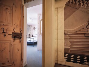 A room with a bed, a staircase, and a door with a handle. - Paradies 507 Appartement/Fewo, Bad, WC, 2-Bettwohnung by Interhome (Arosa)