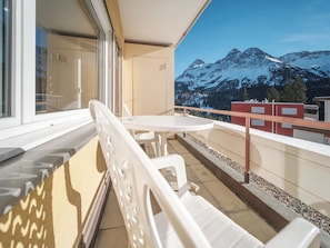 A balcony with a table and chairs, overlooking a mountainous landscape. - Paradies 507 Appartement/Fewo, Bad, WC, 2-Bettwohnung by Interhome (Arosa)
