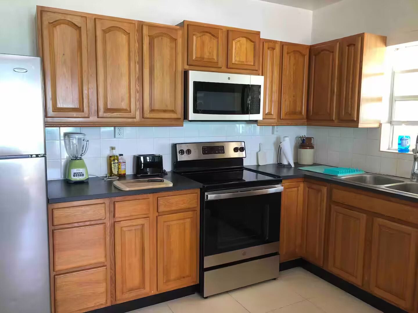 Coffee/tea maker, microwave, oven, stovetop
