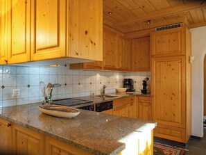 Fridge, dishwasher, cookware/dishes/utensils - Kulmwiesli Appartement/Fewo, Dusche oder Bad, WC, 6-Bettwohnung by Interhome (Arosa)