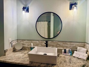 Bathroom - Charming Home in Ft Walton - Mins to Base~Beaches. (Fort Walton Beach)