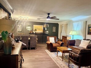 Living area - Charming Home in Ft Walton - Mins to Base~Beaches. (Fort Walton Beach)