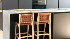 A modern kitchen with a central island, two bar stools, and pendant lighting. - Villa with pool near Bassin d'Arcachon (La Teste de Buch)
