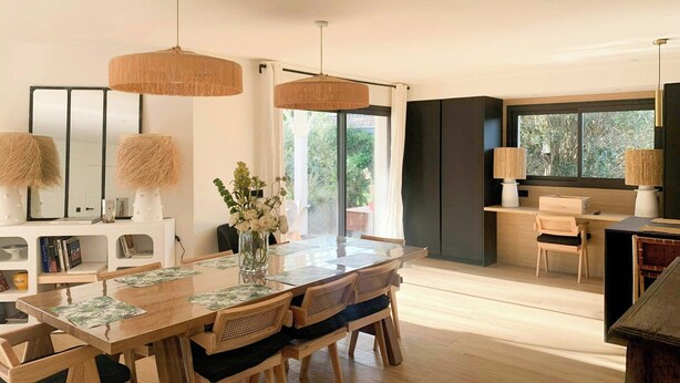 A modern dining area with a wooden table, chairs, and a vase of flowers. - Villa with pool near Bassin d'Arcachon (La Teste de Buch)