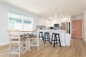 Dining - Be A Nomad | 2BR Upper Unit | 2 Blocks to Neptune Beach (Neptune Beach)