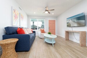 TV - Be A Nomad | 2BR Upper Unit | 2 Blocks to Neptune Beach (Neptune Beach)