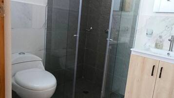 Dusche, Handtücher, Seife, Toilettenpapier