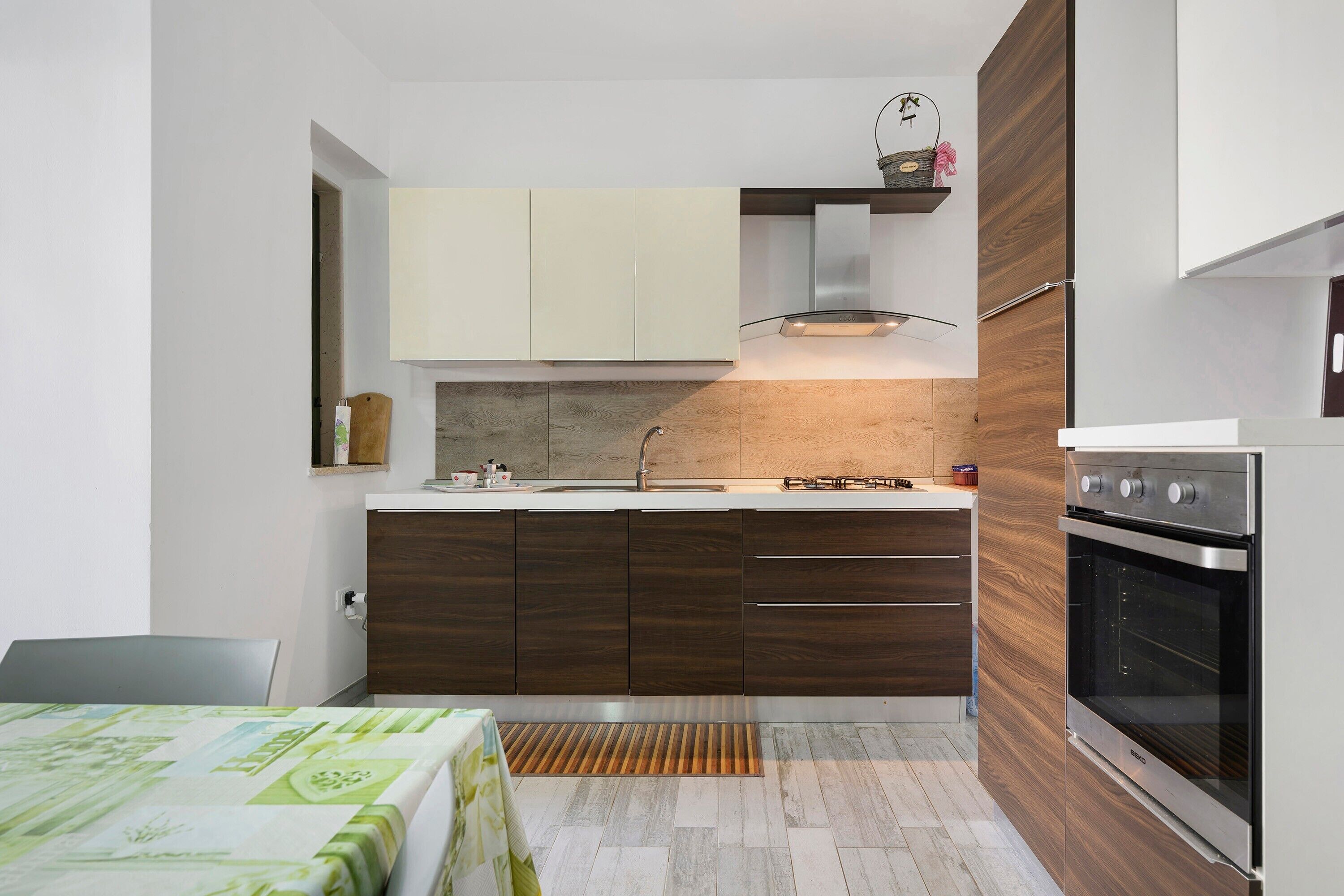 Coffee/tea maker, fridge, microwave, oven