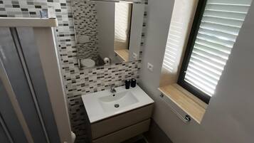 Shower, hair dryer, towels