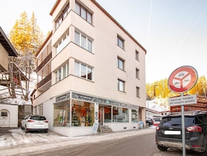 Ein mehrstöckiges Gebäude mit einer Skivermietung im Erdgeschoss.