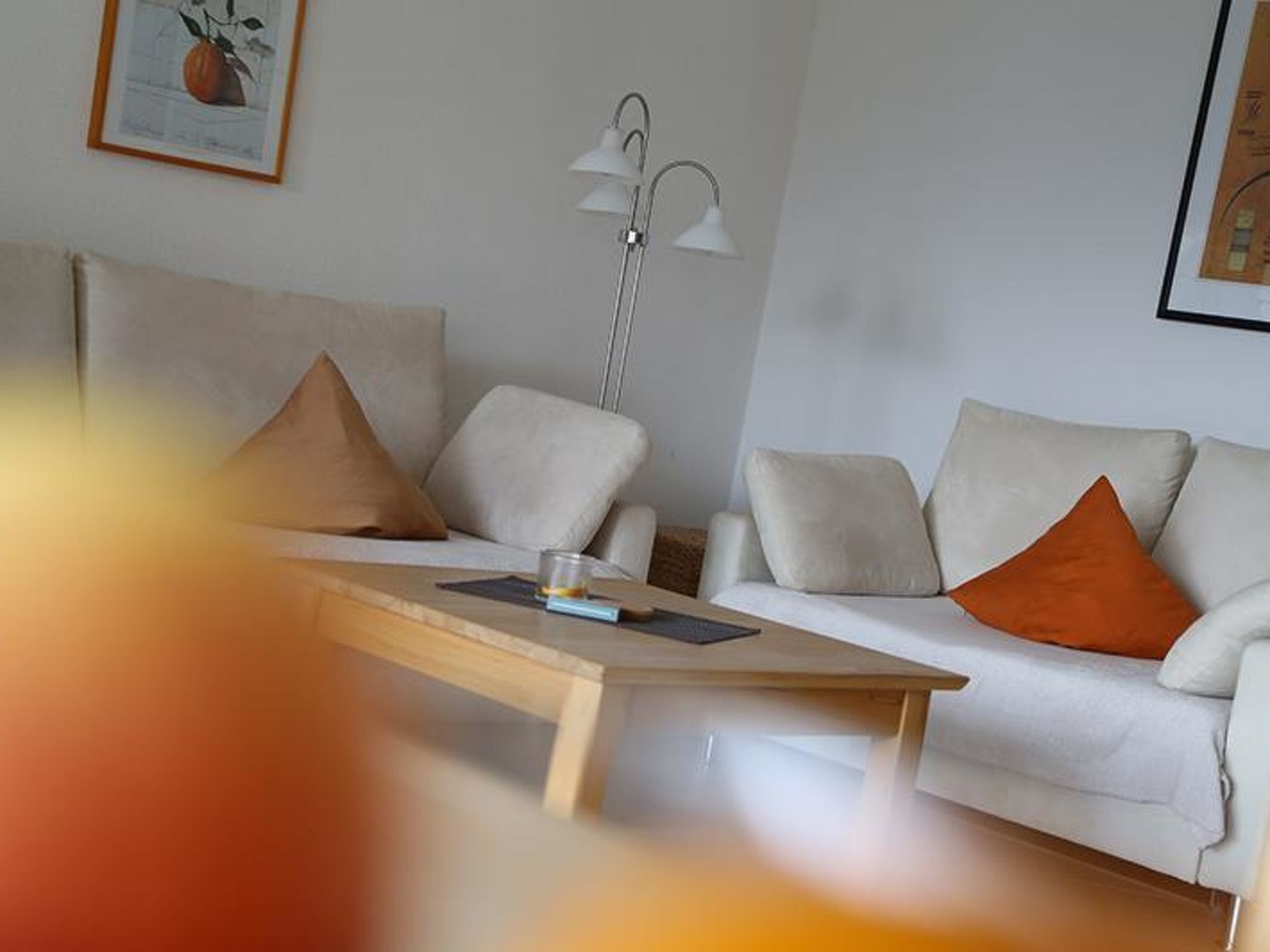 Uma sala de estar moderna com um conjunto de sofá, uma mesa de centro e um abajur.