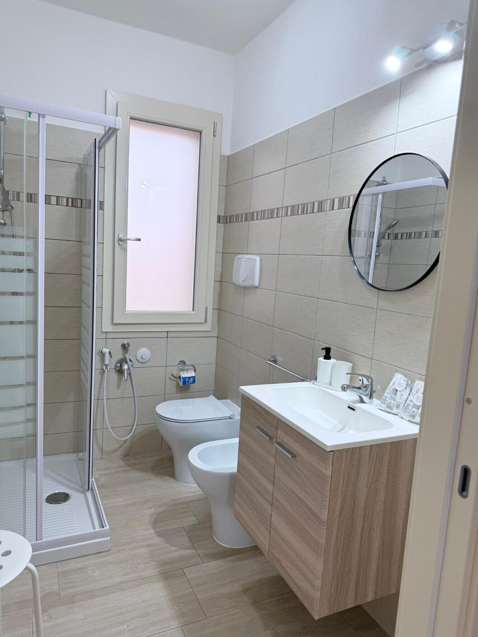 Een douche, een haardroger, handdoeken