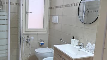 Een douche, een haardroger, handdoeken