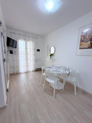 Dining - Guest House 'Turri Manna Domo 1' with Private Terrace, Wi-Fi and Air Conditioning (Turri Manna)