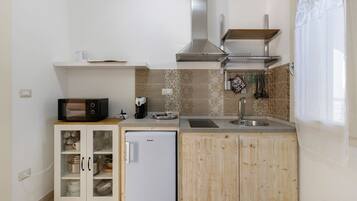 Fridge, microwave, stovetop, coffee/tea maker