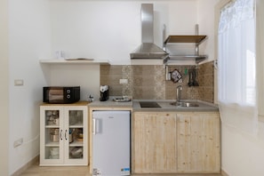 Kühlschrank, Mikrowelle, Herdplatte, Wasserkocher mit Kaffee-/Teezubehör