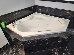 Douche, baignoire à jets, sèche-cheveux, serviettes fournies