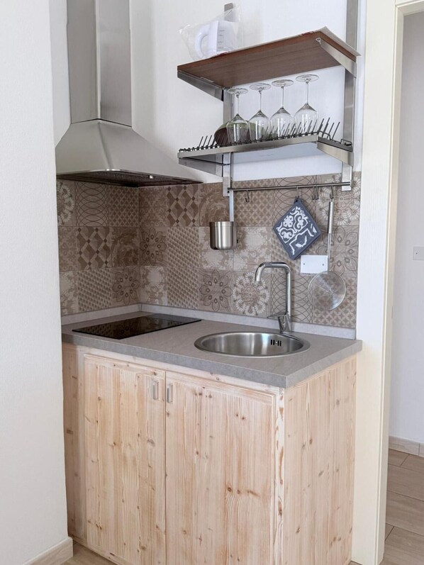 Private kitchen - Apartment 'Turri Manna Domo' with Balcony, Wi-Fi & Air Conditioning (Turri Manna)