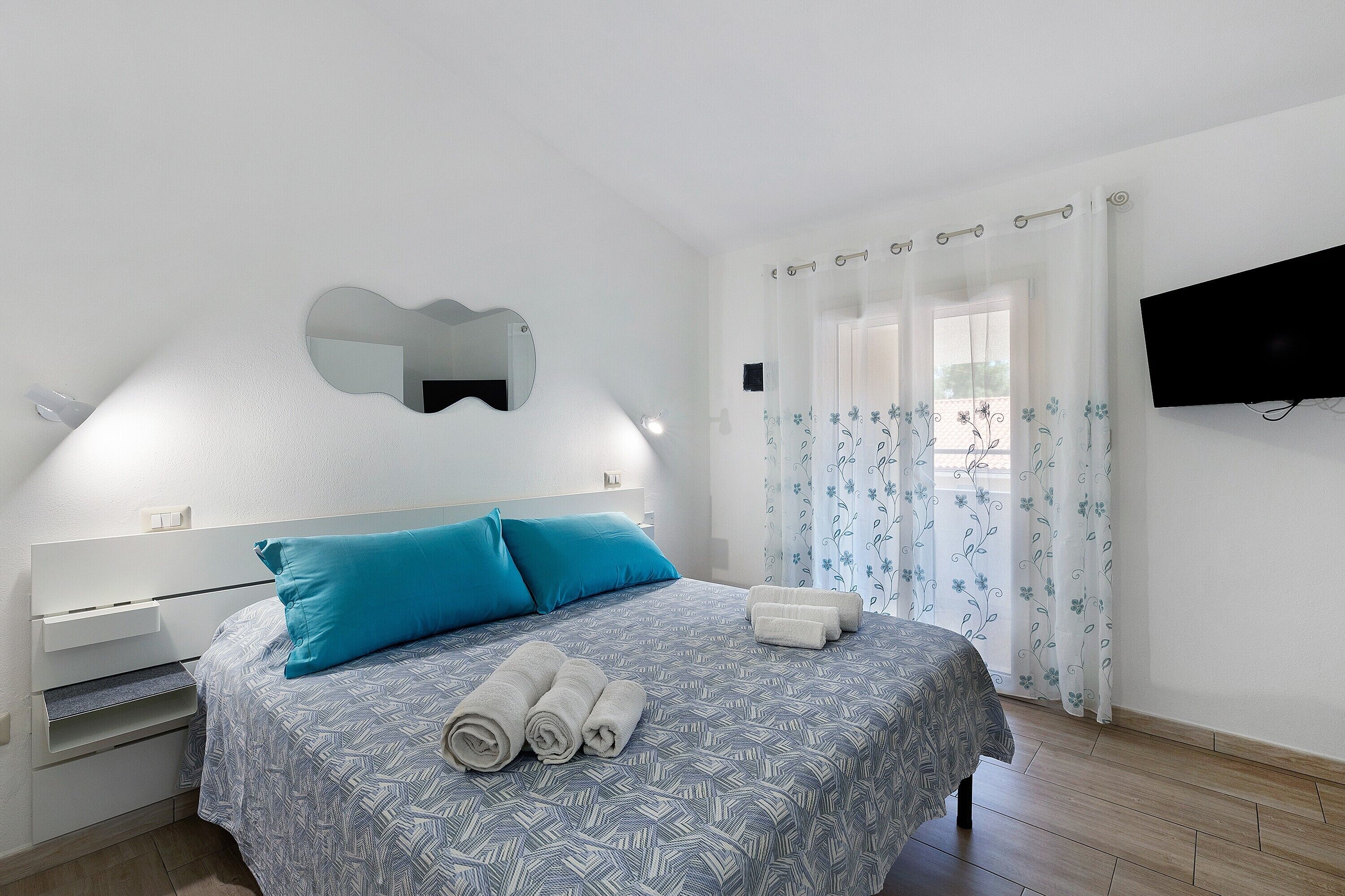 WiFi, bed sheets
