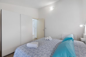 WiFi, bed sheets