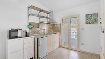 Fridge, microwave, stovetop, coffee/tea maker