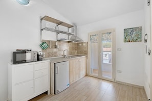 Wasserkocher mit Kaffee-/Teezubehör, Kühlschrank, Mikrowelle, Herdplatte