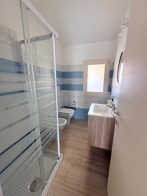 Bathroom - Guest House 'Turri Manna Domo 5' with Balcony, Wi-Fi and Air Conditioning (Turri Manna)