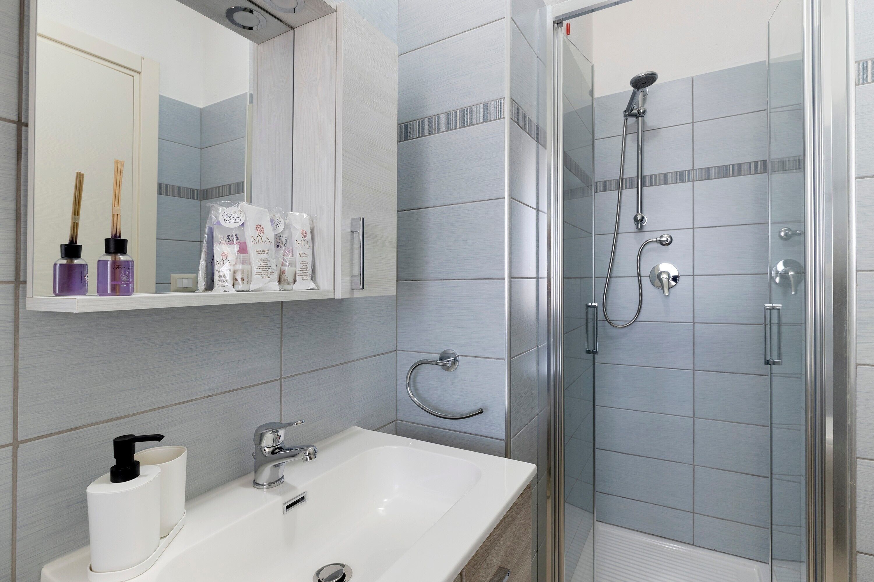 Douche, sèche-cheveux, serviettes fournies