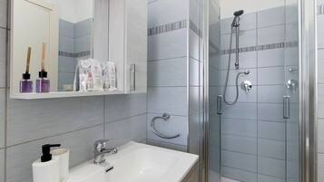 Douche, sèche-cheveux, serviettes fournies