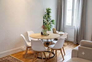 Dining - Vrbo Property (Paris)