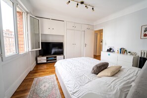 Room - Vrbo Property (Paris)