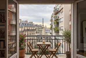 Outdoor dining - Vrbo Property (Paris)