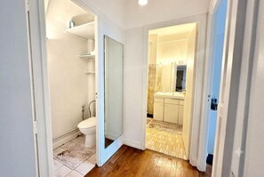 Bathroom - Vrbo Property (Paris)