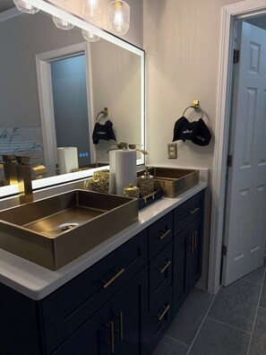 Sèche-cheveux, serviettes fournies, papier toilette