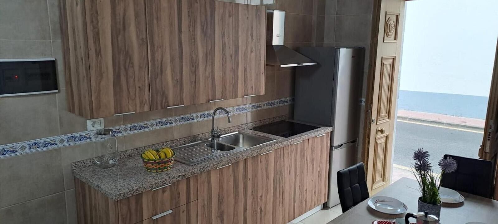 Een koelkast, een magnetron, een kookplaat