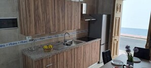 Refrigerador, microondas, parrilla de estufa y cafetera y tetera 