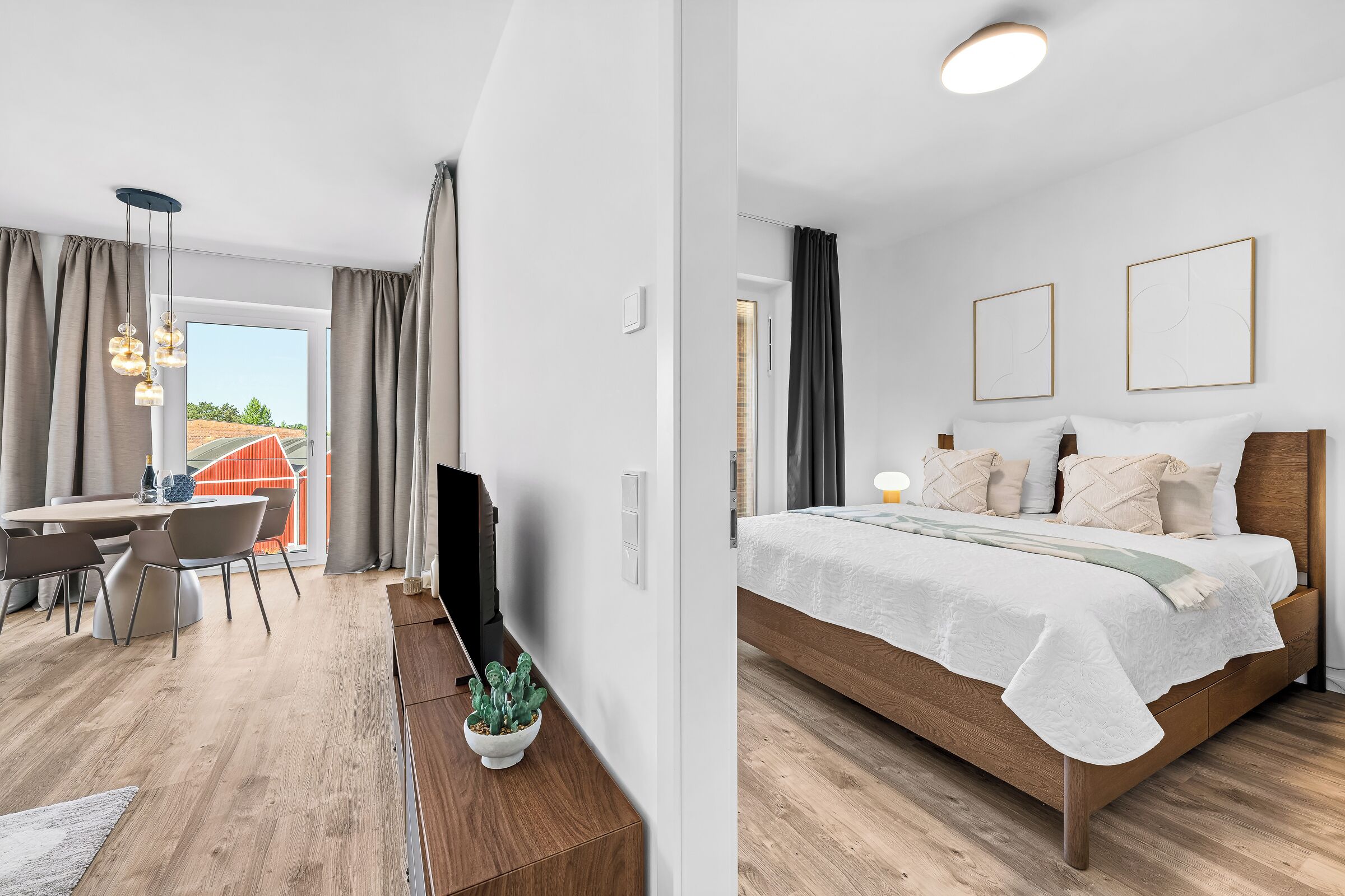 Ett modernt hotellrum med en säng, ett nattduksbord och utsikt mot omgivningen.