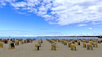 En strand med mange gule postkasser arrangeret i rækker.