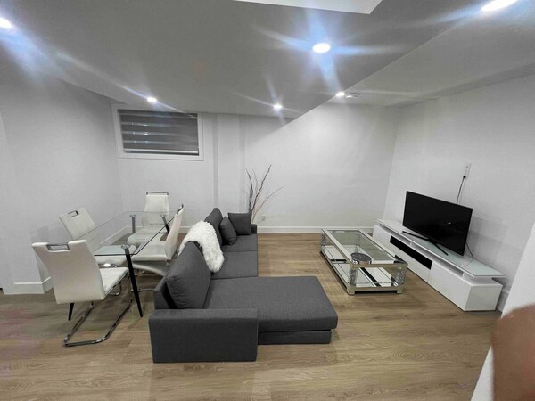 Room-magnificent Brand New Luxurious Bas - Alberta