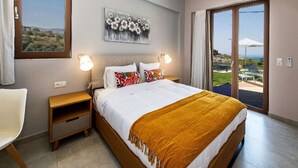 Una camera da letto con un letto, comodini, vista attraverso una porta scorrevole e un quadro appeso al muro.