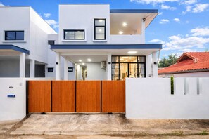 Exterior - Ubon Hideaway – Private Villa, Just a Short Walk to the Lake, Pets Welcome (เมืองอุบลราชธานี)