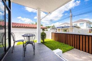 Outdoor dining - Ubon Hideaway – Private Villa, Just a Short Walk to the Lake, Pets Welcome (เมืองอุบลราชธานี)