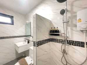 Dusche, Haartrockner, Handtücher, Seife